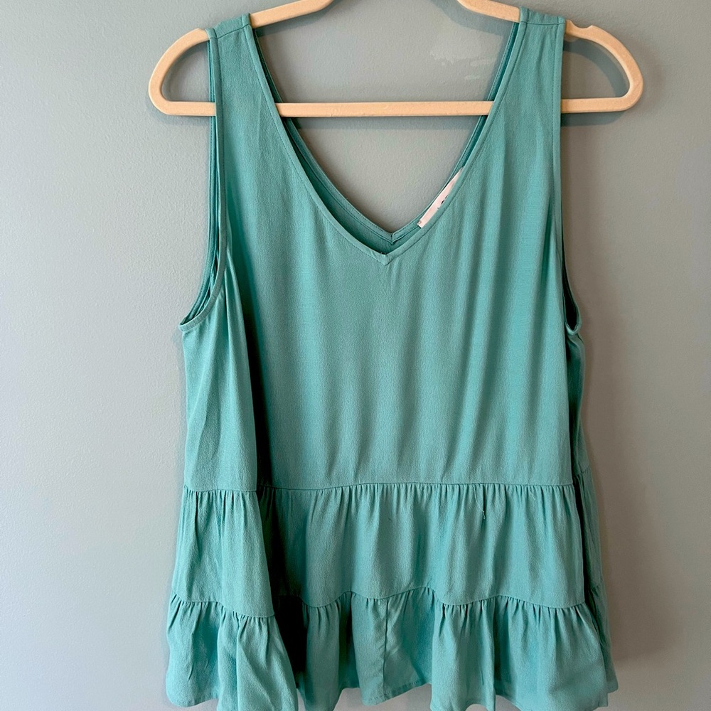 Loft V-Neck Tiered Shell Size L
